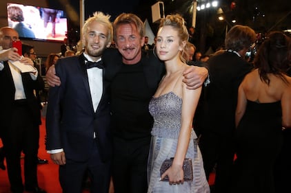 La figlia di Sean Penn gli ruba la scena a Cannes 22