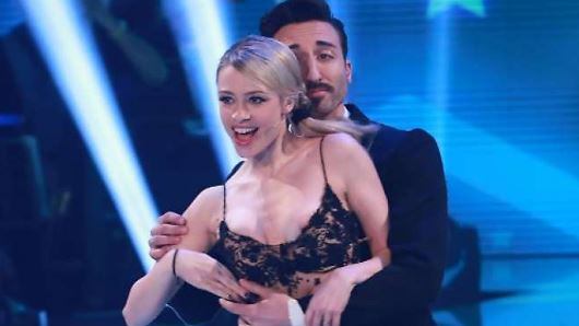 Ballando con le stelle, l'incidente hot di Martina Stella imbarazza lo studio