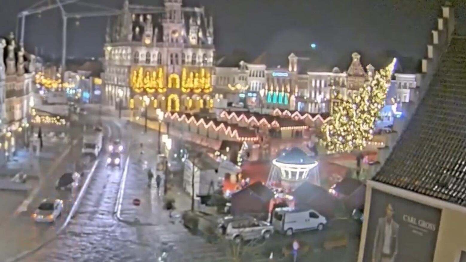 Crolla l'albero di Natale ai mercatini: donna muore schiacciata in Belgio