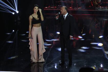 Anna Tatangelo, scollatura mozzafiato per i fan 22