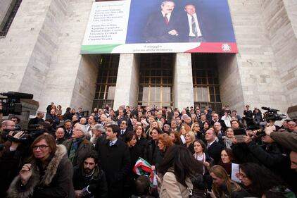 I parlamentari Pdl protestano davanti al Tribunale di Milano 8