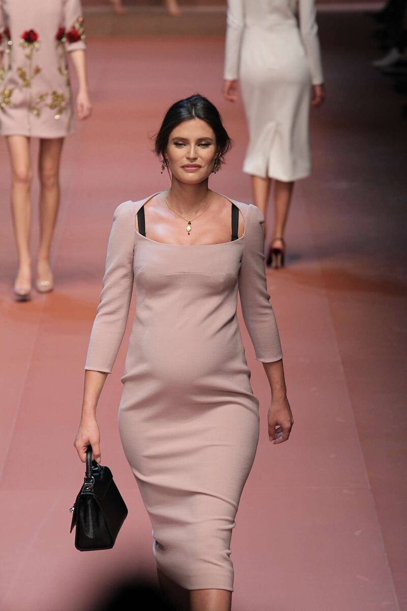 Bianca Balti sfila al sesto mese di gravidanza 9