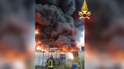 In fiamme un capannone di rifiuti speciali a Biella: si teme la nube tossica
