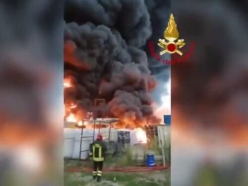 In fiamme un capannone di rifiuti speciali a Biella: si teme la nube tossica