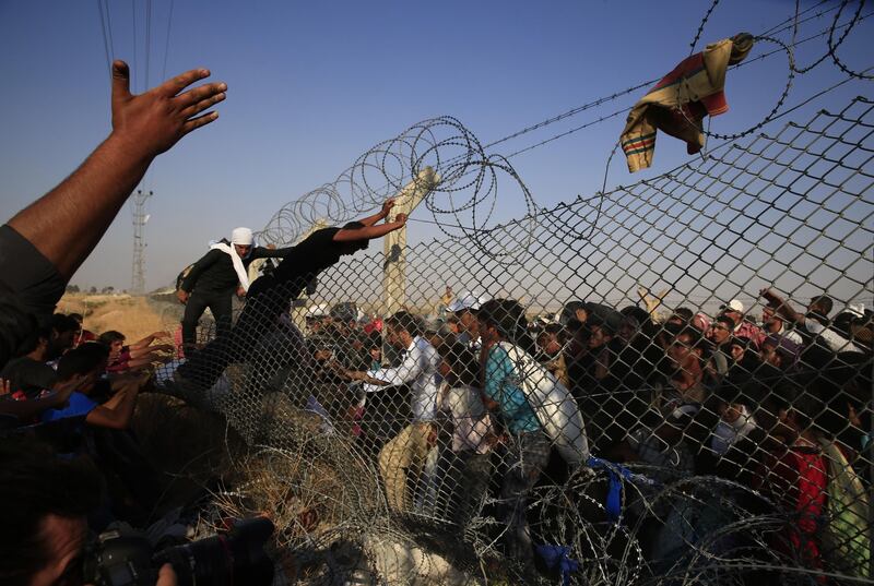 I profughi sfondano il confine tra Turchia e Siria 7