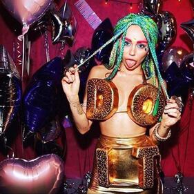 Miley Cyrus chiude il tour con Pamela Anderson 6