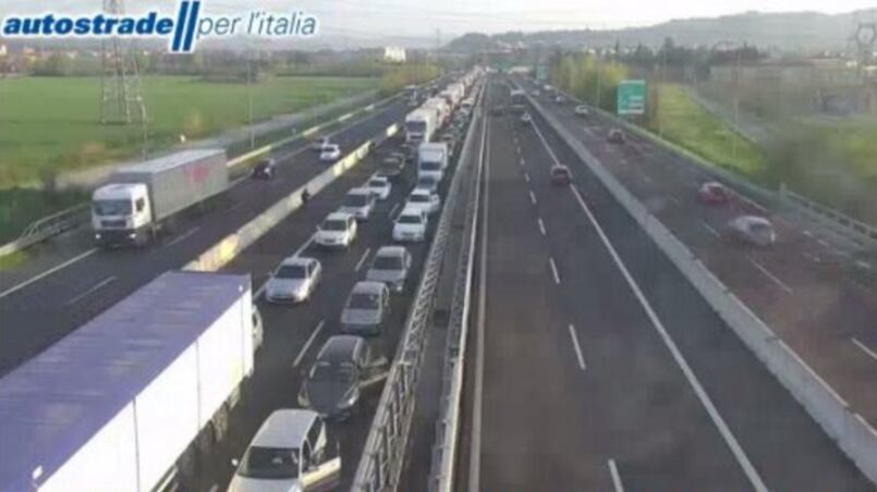 Grandinata improvvisa sulla A12: maxitamponamento e 20 feriti