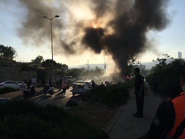 Le fiamme avvolgono l'autobus 1