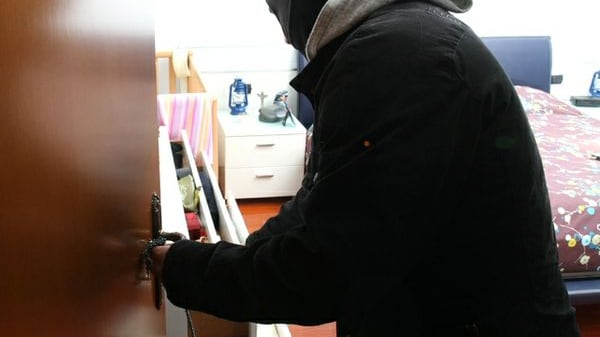 Battipaglia, protegge nuora incinta: pestato da ladri stranieri