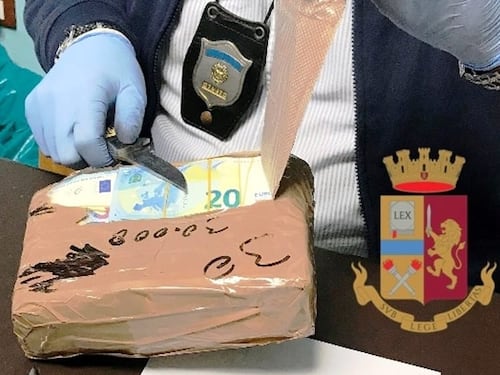 Banconote da un milione e mezzo di euro nascoste in un autocarro: il sequestro in autostrada
