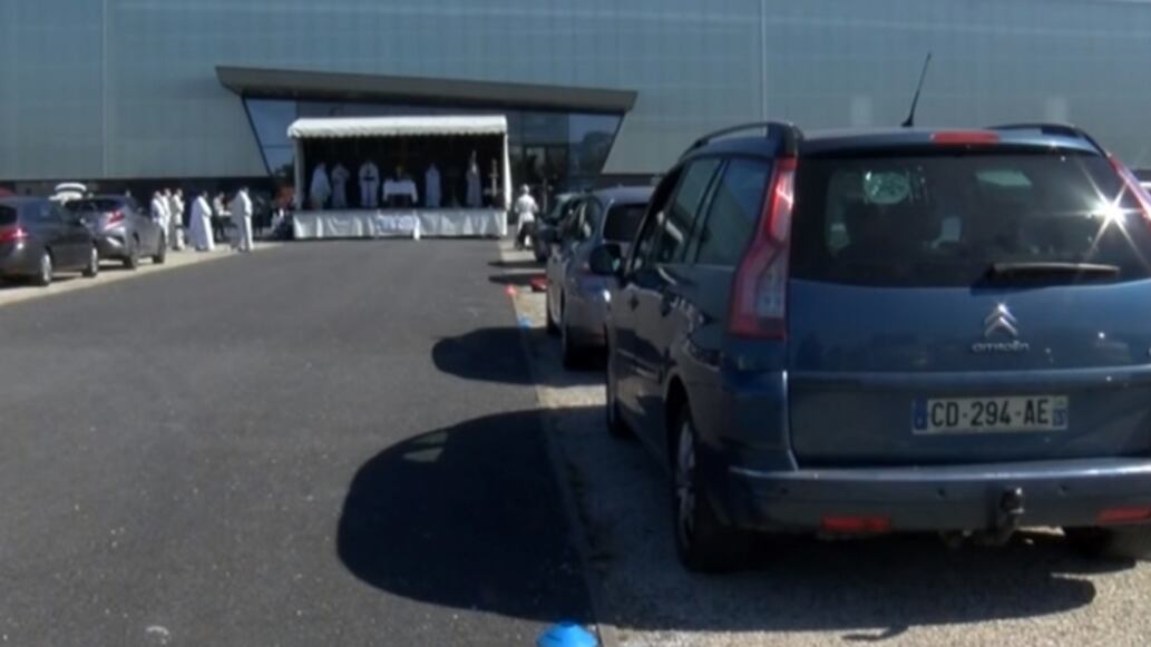Francia, la prima Messa dopo il lockdown è in stile "drive-in"