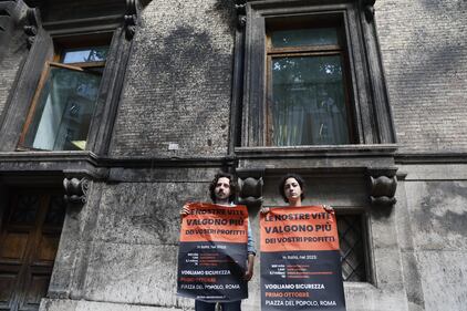 Attivisti di Ultima generazione imbrattano il ministero del Lavoro  2