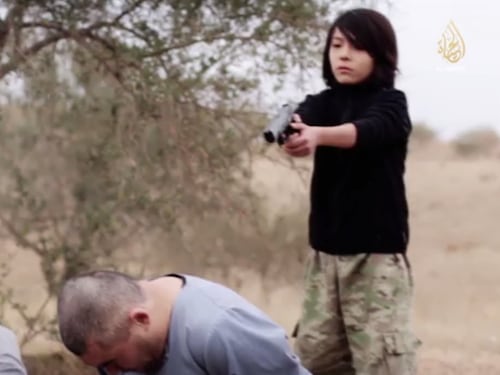 Denaro, macchine e sharia: così l'Isis recluta i bambini