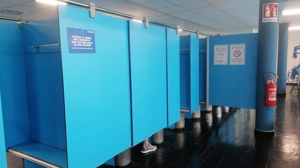 "Nella piscina solo spogliatoi unisex". Il Comune: norme Covid
