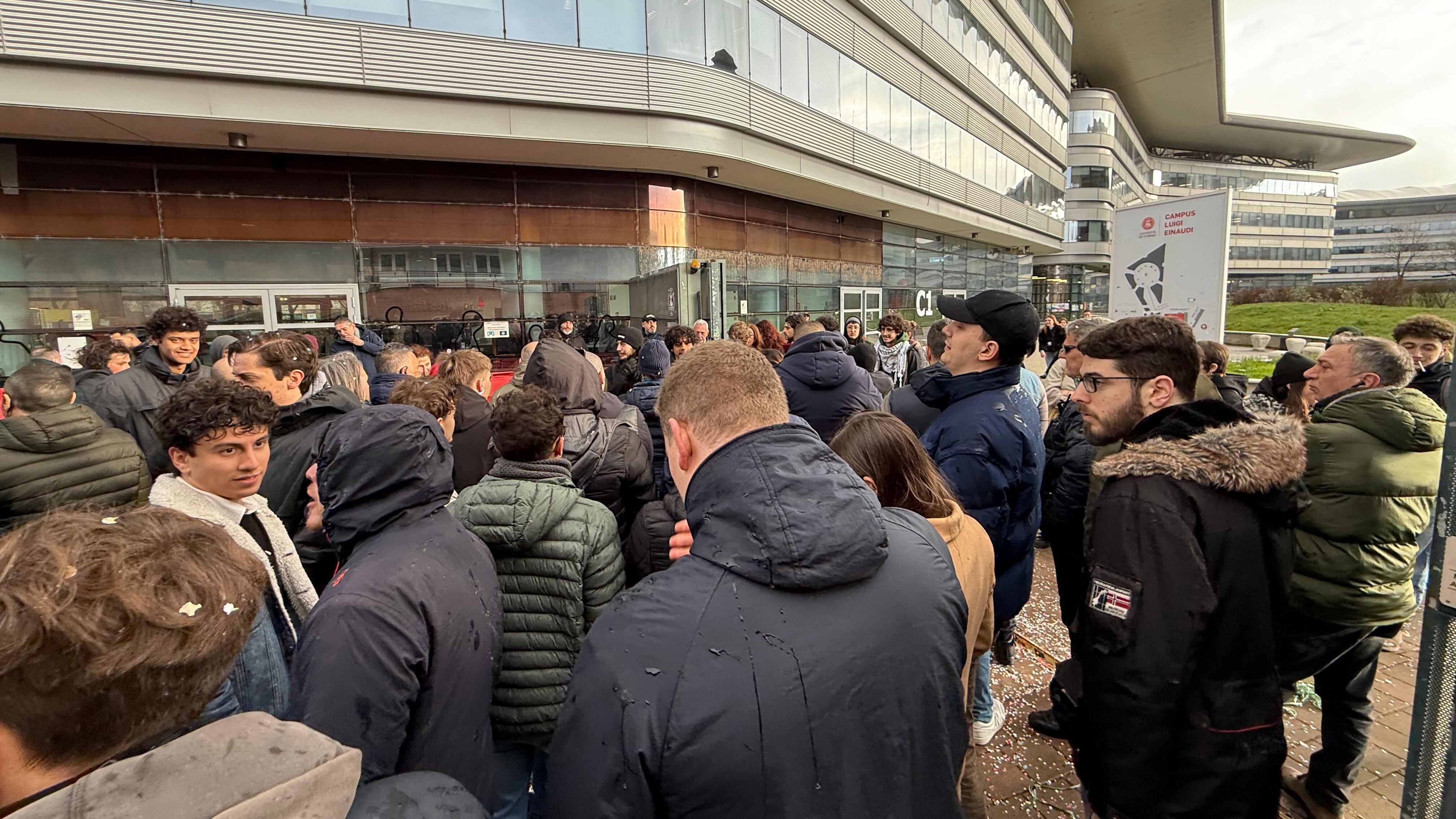 "Hanno devastato il bar". Ancora violenza dei collettivi rossi all'università