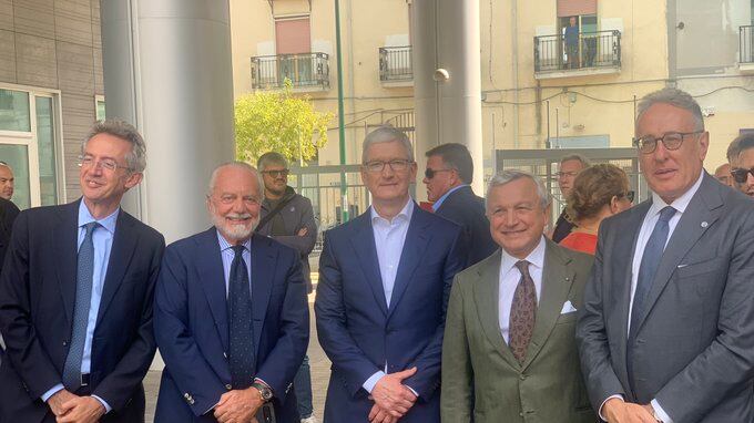 La 'gaffe' di De Laurentiis: fotografato con un Samsung a fianco di Tim Cook
