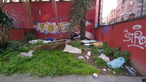Napoli, il degrado di piazza Cavour 5