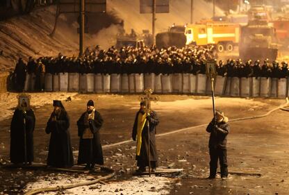 I preti ortodossi tra polizia e manifestanti 2