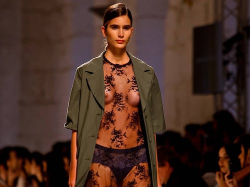 Trasparenze sexy in passerella a Porto