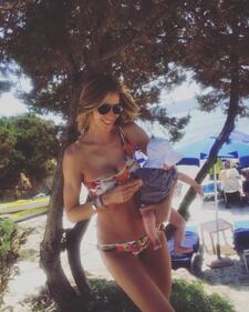 Elena Santarelli sexy in spiaggia 9