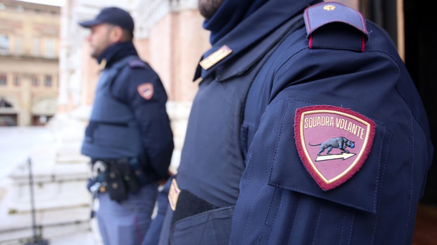 Minacce e botte a due prostitute per imporre la sua "protezione"