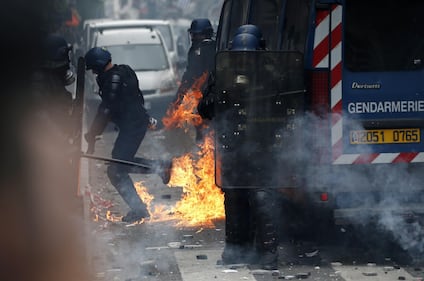 Scontri al corteo a Parigi 2