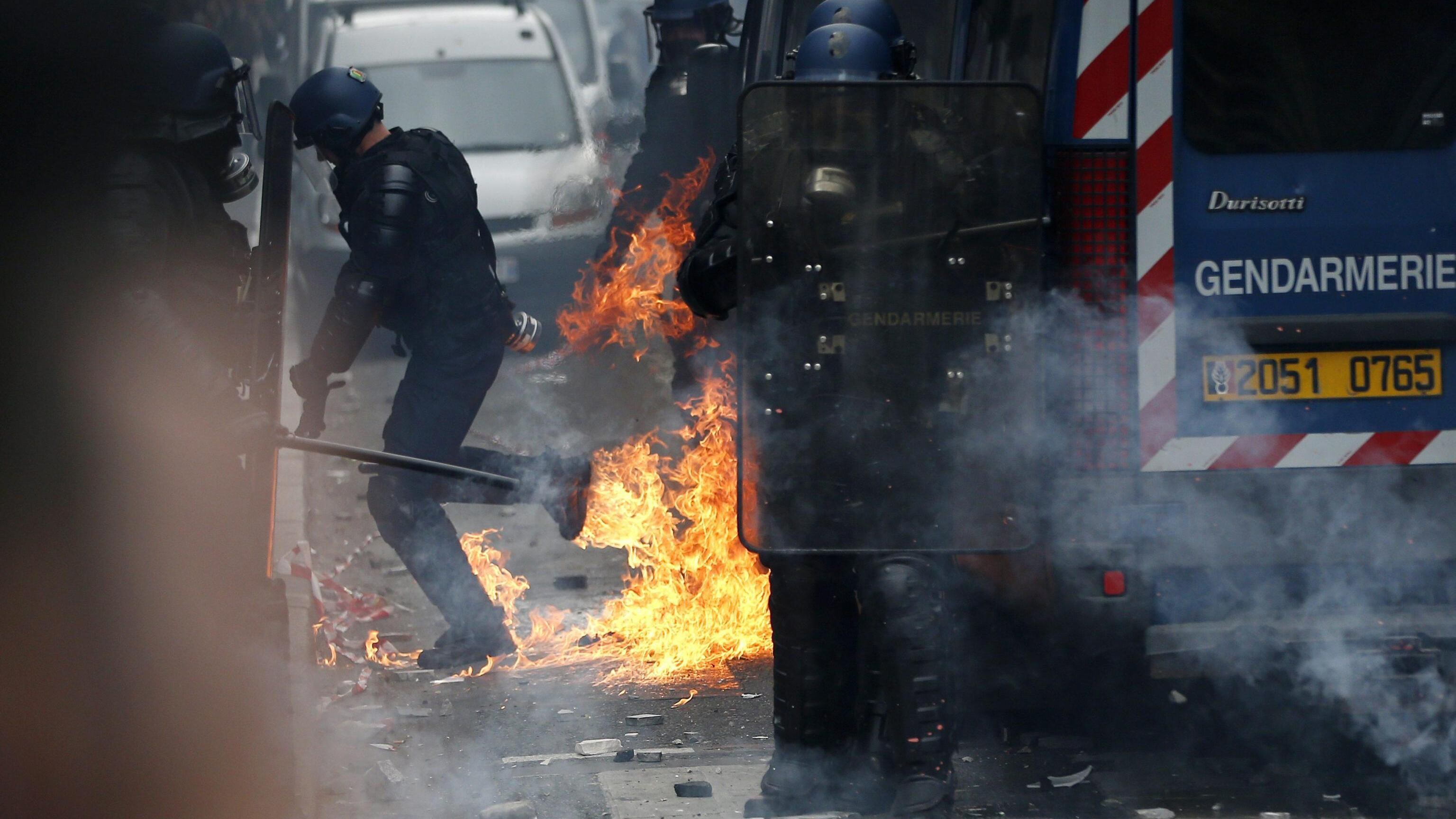 L'addio di Parigi alla gioia di vivere I barbari offendono le vie della civiltà