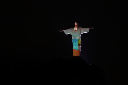 Il Cristo di Rio illuminato per l'apertura dei Giochi 5