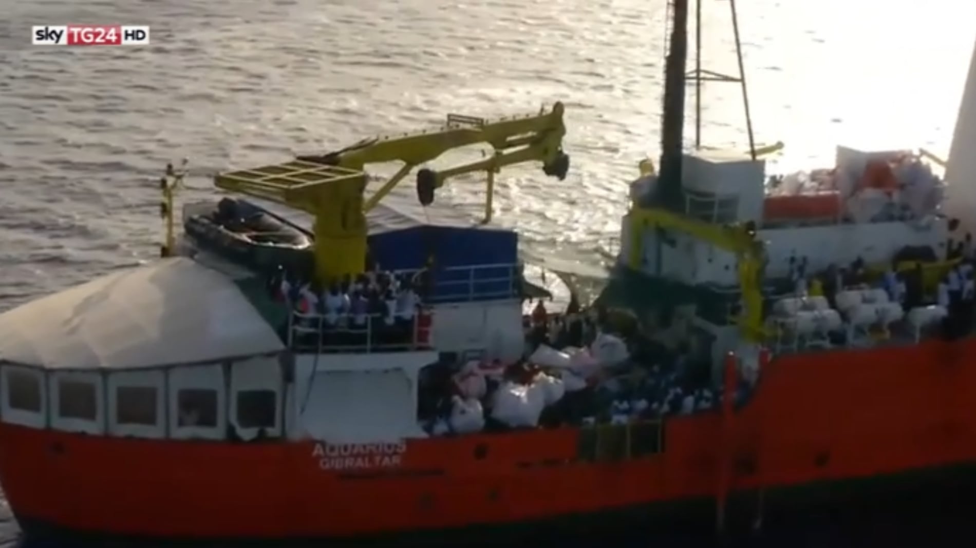 Aquarius: "Fermi tra Italia e Malta". L'Ue: "Impegno per soluzione rapida"
