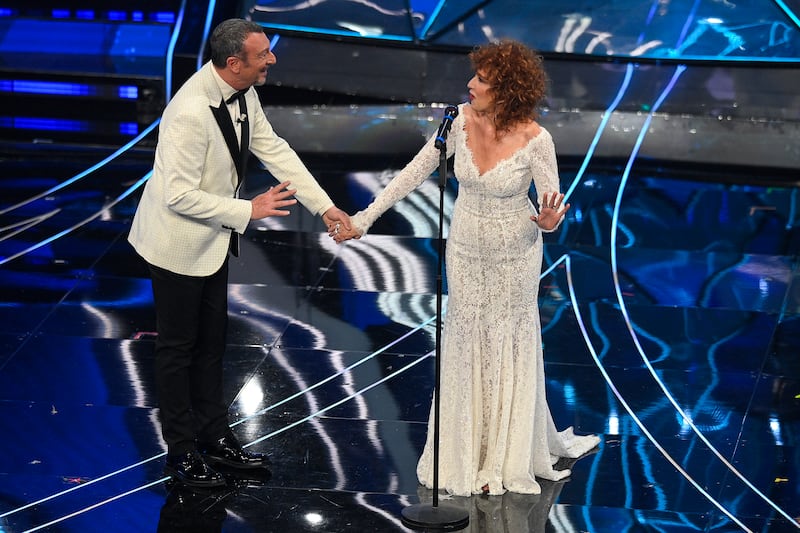 Sanremo 2024: ecco il look della prima serata del Festival di Fiorella Mannoia 4
