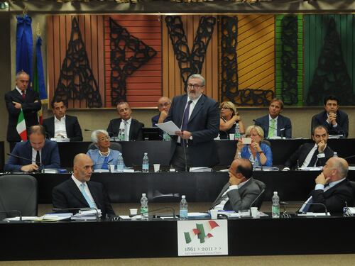 Dalla "provetta" di Emiliano spunta il reddito di dignità