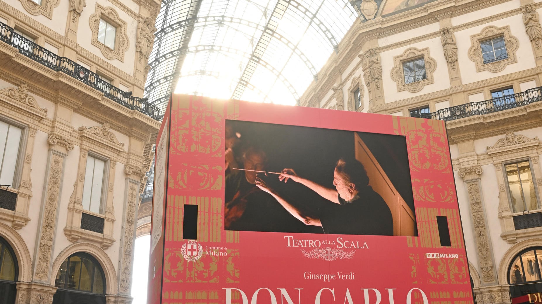Il "Don Carlo" alla Scala: schermi in tutta Milano