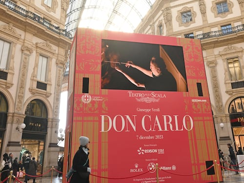 Il "Don Carlo" alla Scala: schermi in tutta Milano