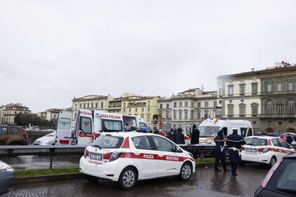 Firenze, il corpo dell'ambulante sul ponte a Firenze 2