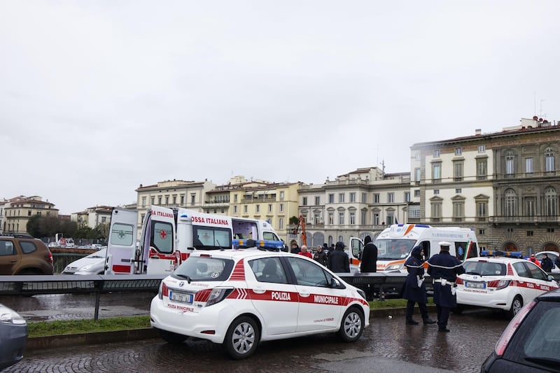 Firenze, il corpo dell'ambulante sul ponte a Firenze 2