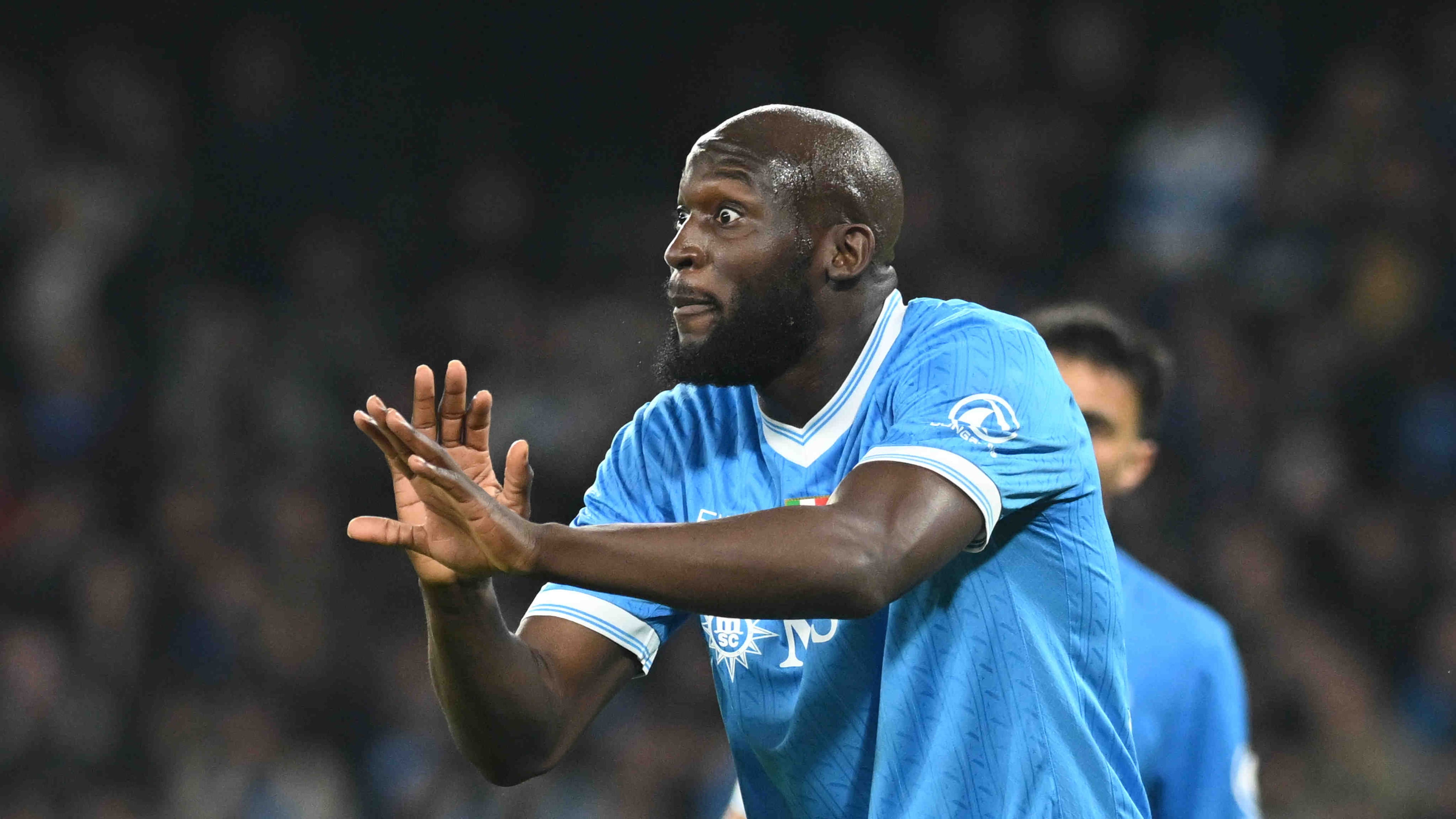 Tra Napoli e Lukaku si va allo scontro. Il belga resta in patria, rischia il "fuori rosa"