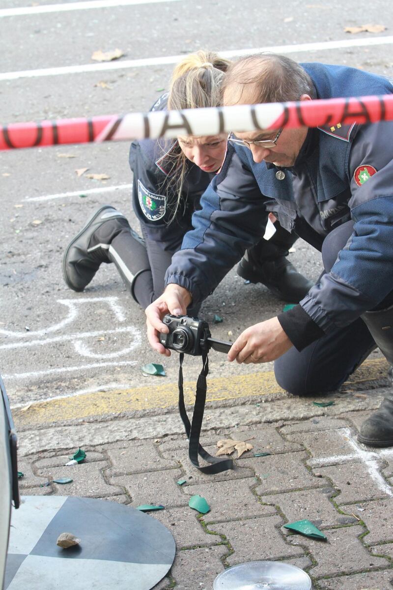 Violento scontro a Milano tra un camion dell'Amsa e un filobus Atm. Un uomo è in gravi condizioni 4