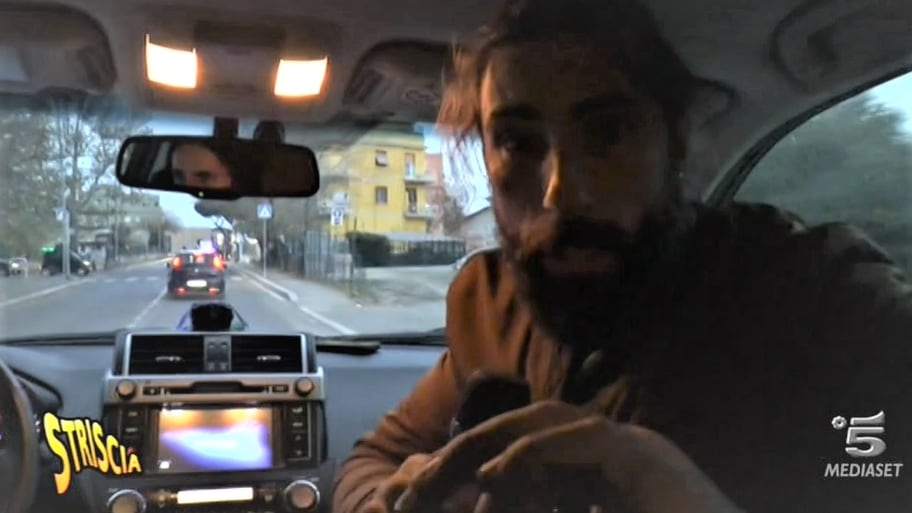 "Ora ti taglio la faccia, infame" Insulti e minacce per Brumotti