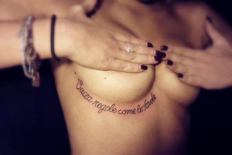 Giulia Calcaterra, tatuaggio hot sotto il seno 1