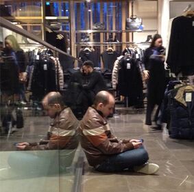 Impazzano sul web le foto degli uomini distrutti dallo shopping 10