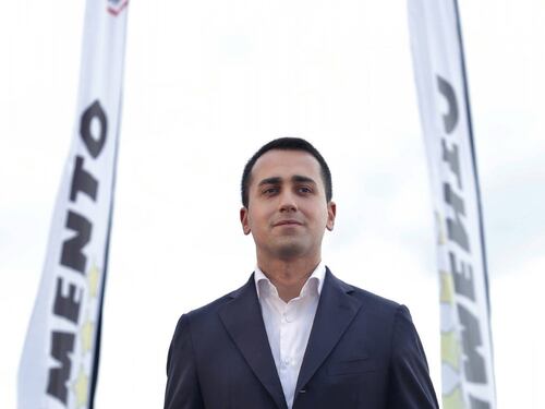 Di Maio si scopre europeista: "Non vogliamo l'uscita dall'Ue"