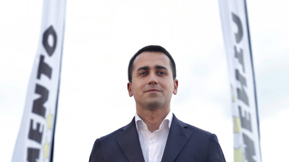 Di Maio si scopre europeista: "Non vogliamo l'uscita dall'Ue"