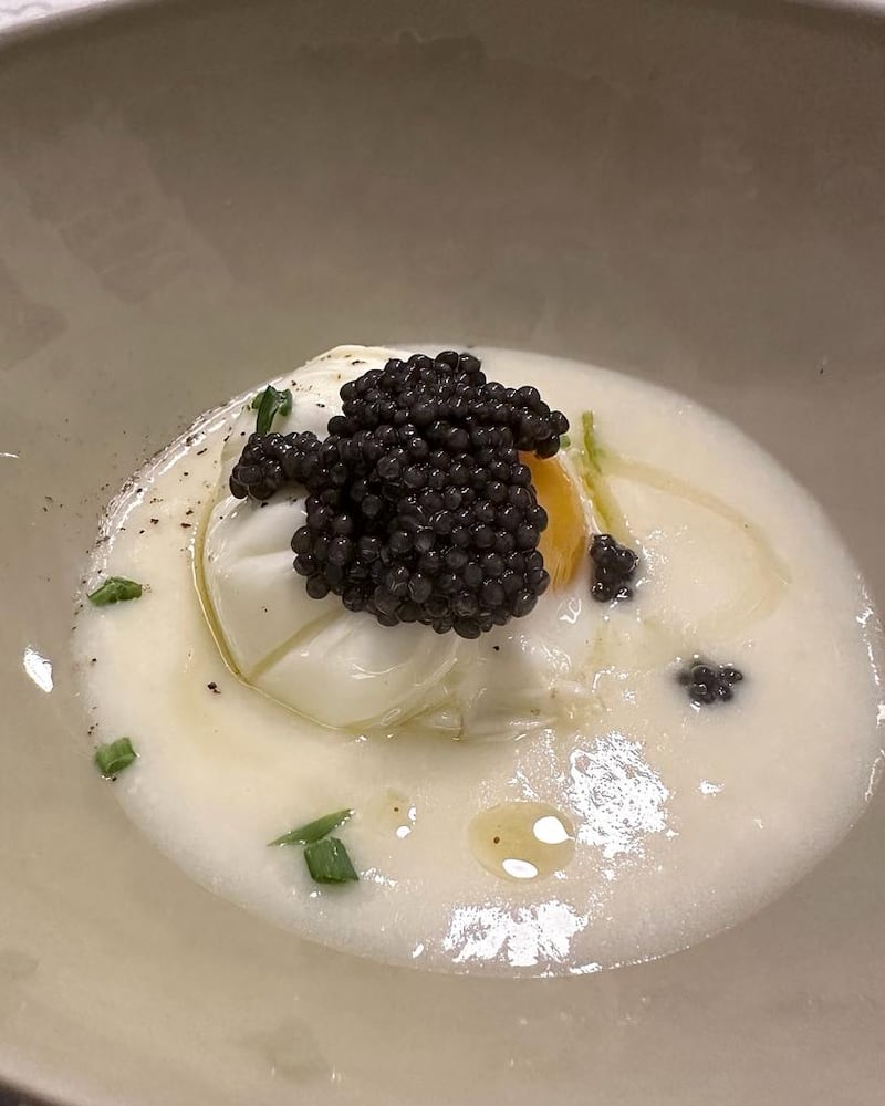 Una delle ricette dello Chef Vittorio Vaccaro: L'uovo in pellicola su letto di patate e porri, caviale ed aceto balsamico, preparate per la cena di gala organizzata a Chicago per festeggiare il "Columbus Day"