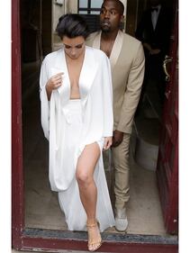 Kim Kardashian, maglietta bagnata senza reggiseno 46