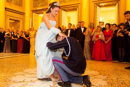 A Milano le debuttanti ballano il valzer. E c'è anche Cenerentola 15