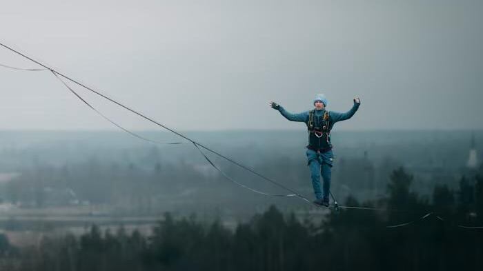 Un piede dopo l'altro su un cavo di 2 centimetri. L'equilibrio di Jaan per attraversare lo Stretto