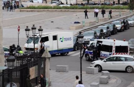 Parigi, aggredito un poliziotto a Notre Dame 1
