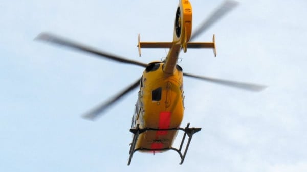 Bambino di sei anni si tuffa in piscina e muore: tragedia a Ferrara