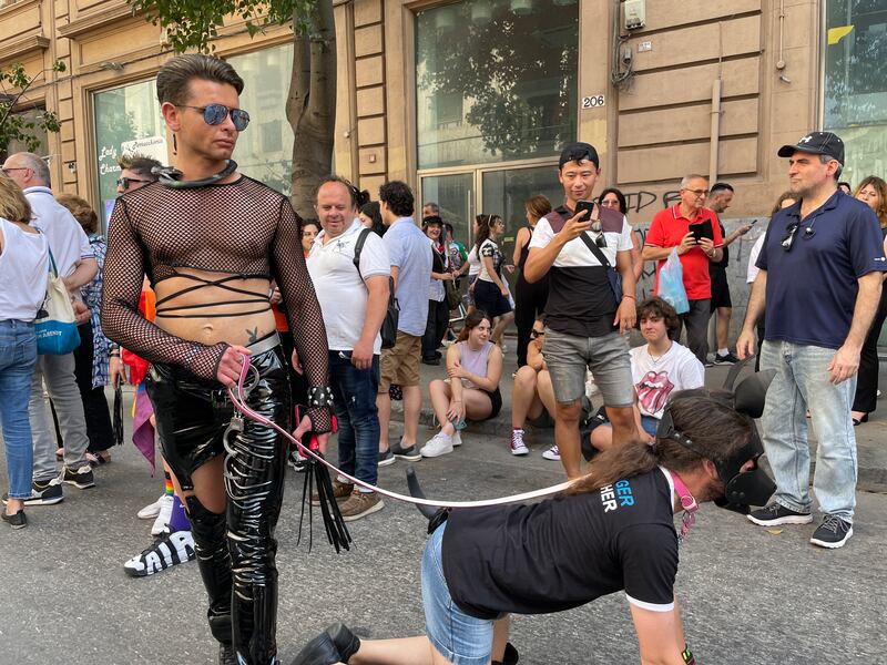 Uomini vestiti da cani, utero in affitto e maternità surrogata. Ecco il Gay Pride di Palermo 17