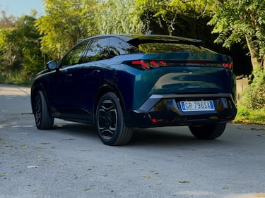 Peugeot E-3008: la gallery del nuovo SUV Fastback elettrico francese 11